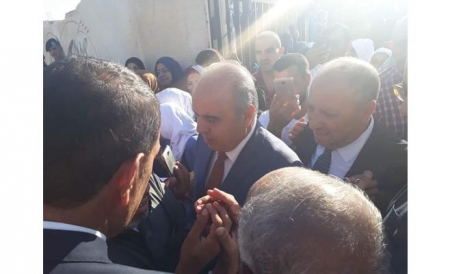 بالصور ... محافظة يزور الظليل ويعد بحل مشكلة مدرسة ربا