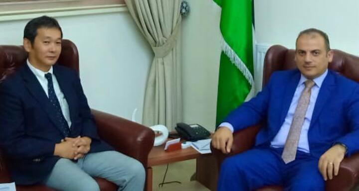 مدير عام المركز الوطني للبحوث الزراعية وممثل جايكا في الأردن يناقشان التعاون في المجال الزراعي.