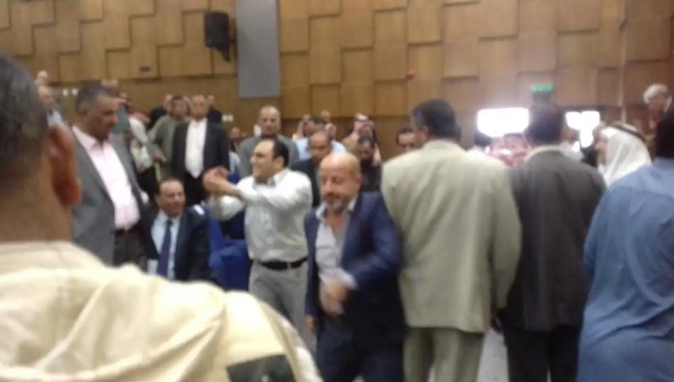 الطفيله فوضى في لقاء الحكومة مع المواطنين.