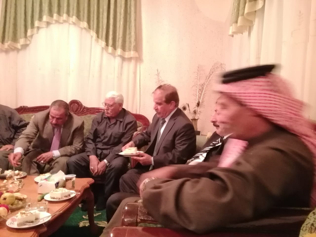 مادبة عشاء لكبار ضباط المتقاعدين بالقوات المسلحة في منزل الخزاعلة بدجنية المفرق.