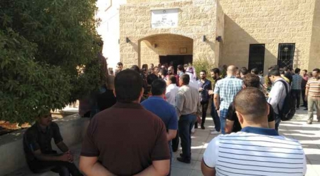 عاجل ...وقعت مشادات كلامية بين مواطنين في الجامعة الهاشمية.
