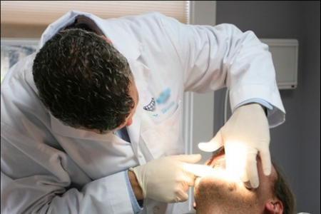 ضبط طبيب أسنان يعمل بــ  شهادات واوراق مزورة داخل عيادته في عمان
