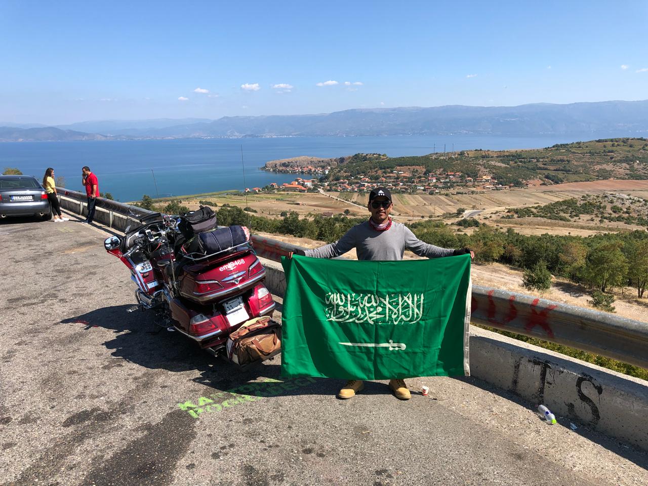 بمناسبة اليوم الوطني 88...  الرحالة العنزي يجوب 13 دولة حاملاً علم السعودية