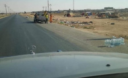 بالصور...بيع مياه معدنية غير صالحة للشرب على الطريق العام في المفرق