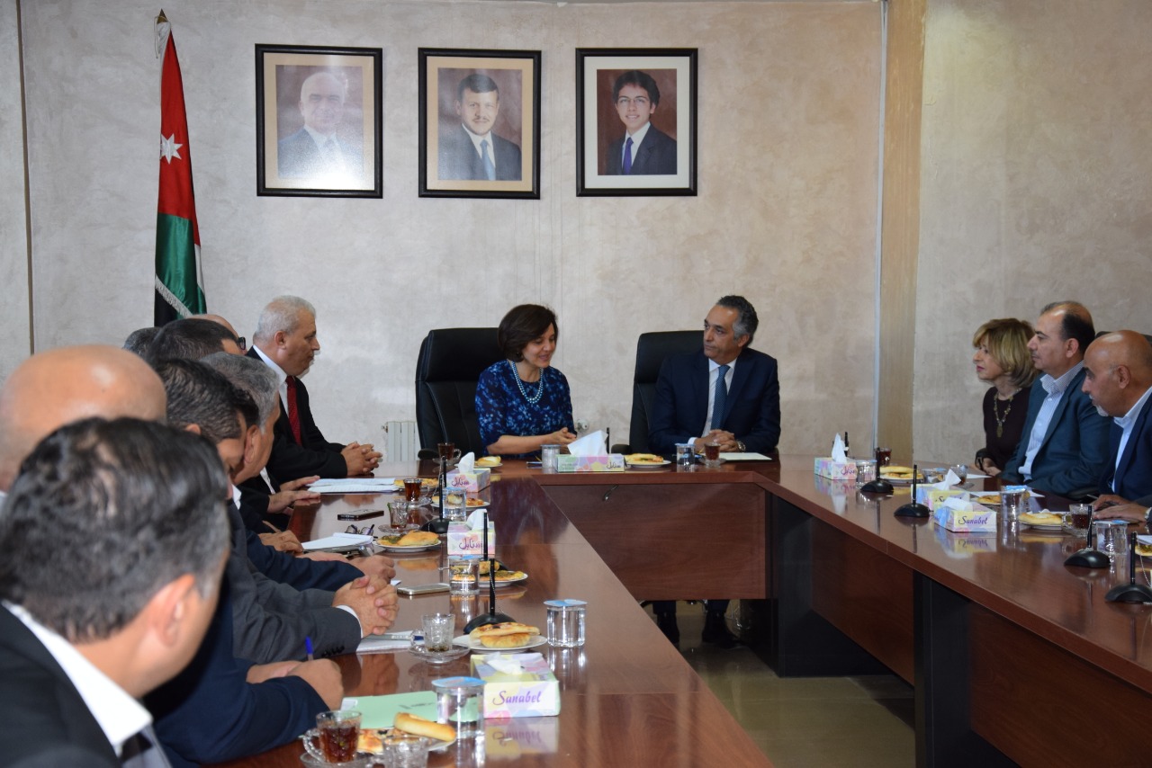 وزارتا التنمية والشباب تستثمران الطاقات الشابة في دعم الأسر الفقيرة.