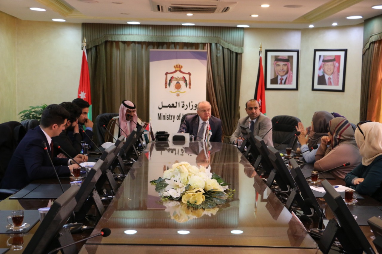 وزير العمل يلتقي مجموعة من المهندسين الشباب.