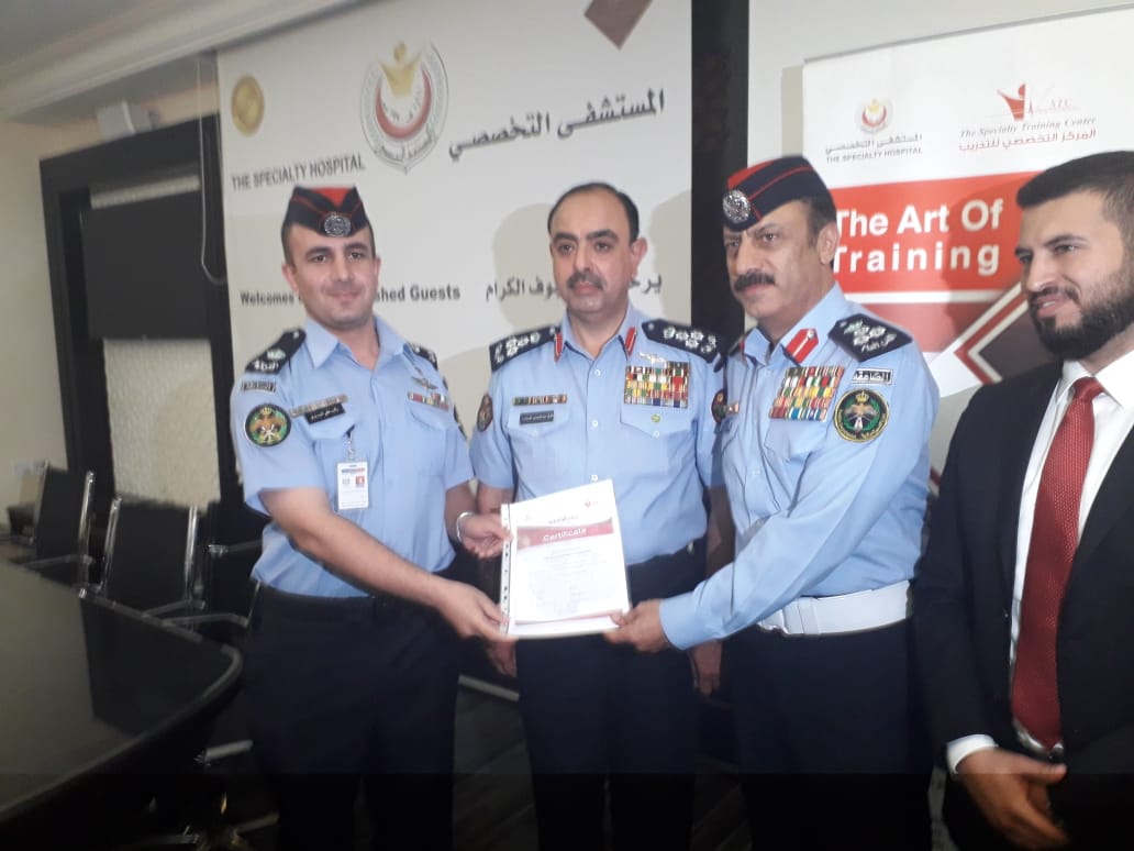 بالصور...تخريج دورة منقذ القلب لمرتبات السير والنجدة والمراكز الأمنية في العاصمة.