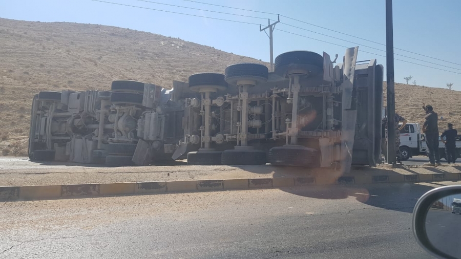 بالصور .. اصابة شخص اثر انقلاب شاحنة على طريق البحر الميت
