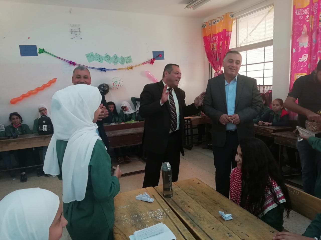 بالصور...النائب الظهراوي يطلع على تجربة الانتخابات البرلمانية الطلابية بمدرسة امنة بنت وهب في الرصيفة.