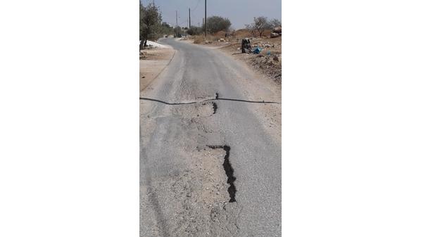 مادبا.. حفر عميقة في طريق الجازل تصطاد السائقين وتتلف مركباتهم.