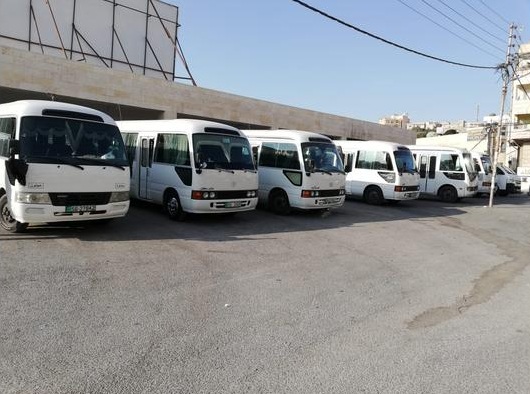 بالصور .. إضراب لسائقي باصات الشفا في عجلون احتجاجا على عمل الخصوصي