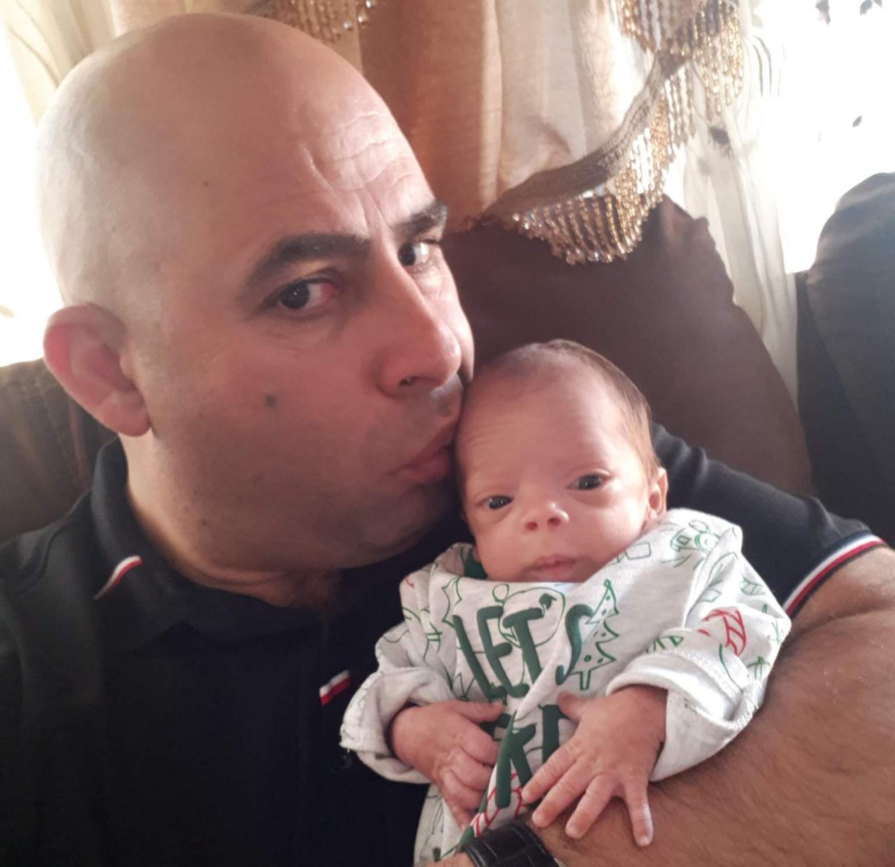 الطفلة ماسة ابو صنوبر ترقد على سرير الشفاء في مدينة الحسين الطبية.