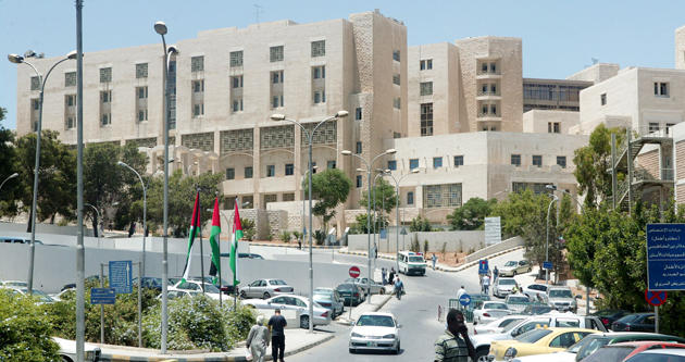 مستشفى البشير يطالب بمحاسبة معتدين على مسؤول الخدمات