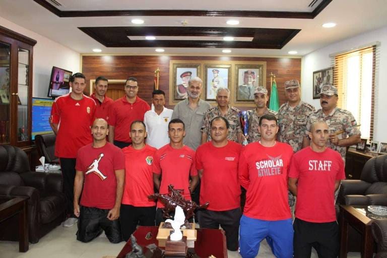 قائد المنطقة العسكرية الوسطى يكرم الأبطال المشاركين في بطولة كرة السلة للقوات المسلحة الأردنية للعام الحالي.