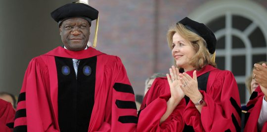 الطبيب الفائز بنوبل للسلام كان في غرفة العمليات وقت إعلان الجائزة.