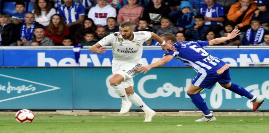 ريال مدريد يتلقى هزيمة قاتلة أمام ألافيس في الدوري الإسباني .