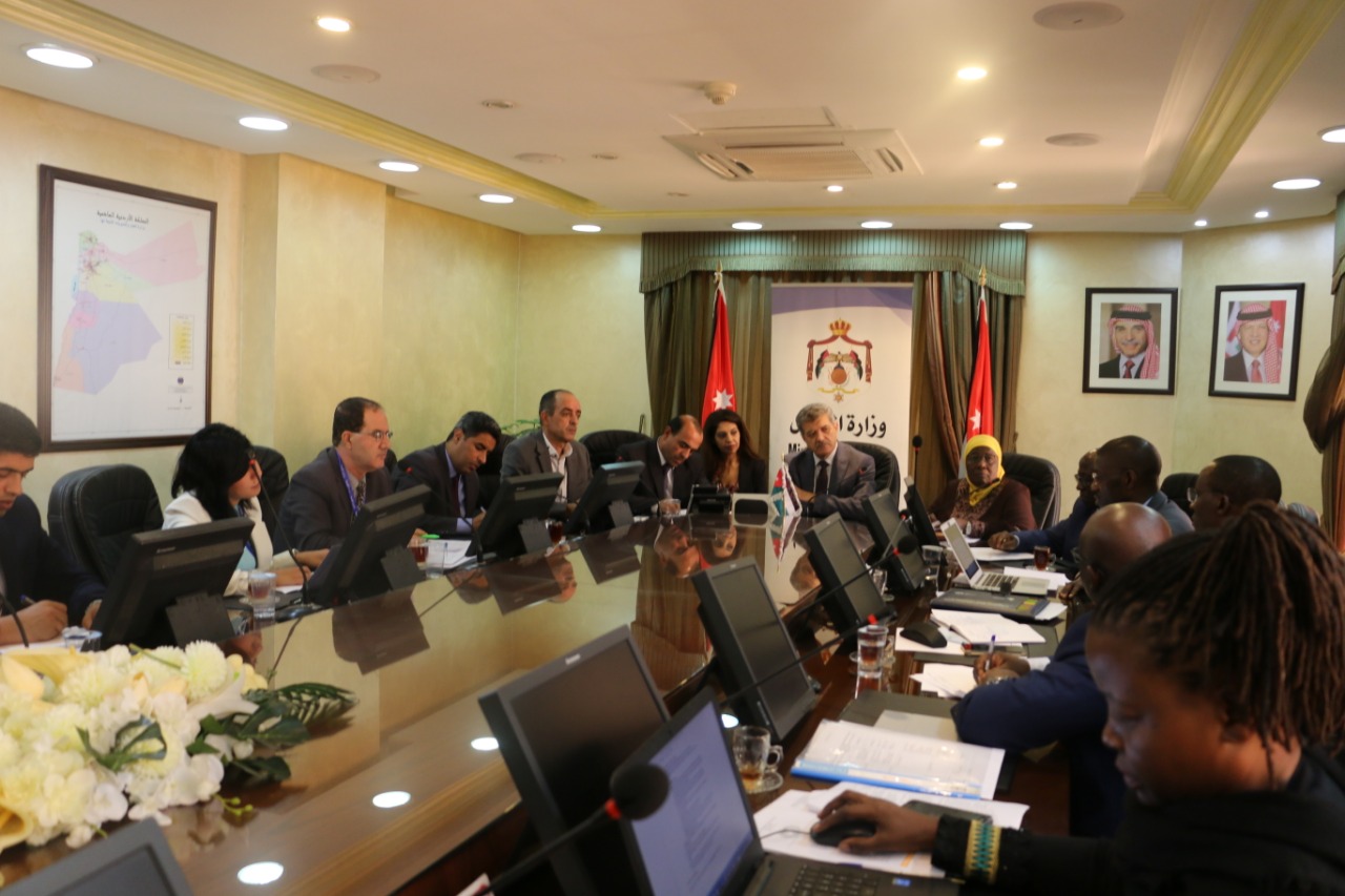 خليفات يبحث مع وزيرة العمل الأوغندية مواضيع العمالة المنزلية