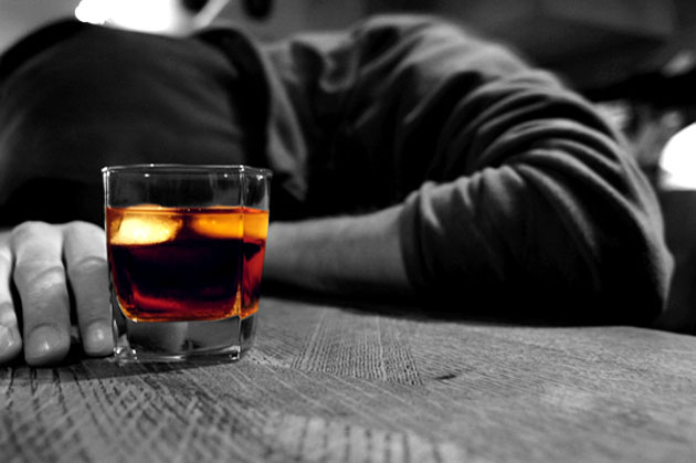 القبض على 3 اشخاص حولو شقة لمصنع للمشروبات الروحية