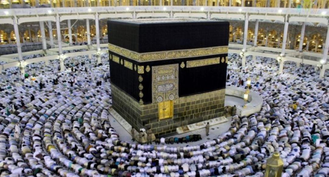 ضيف الله منصور الزبن في الديار المقدسة لاداء مناسك العمرة.