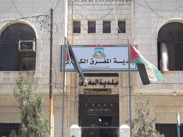 الدغمي : كوادر بلدية المفرق بالميدان مستمرة في العمل دون توقف