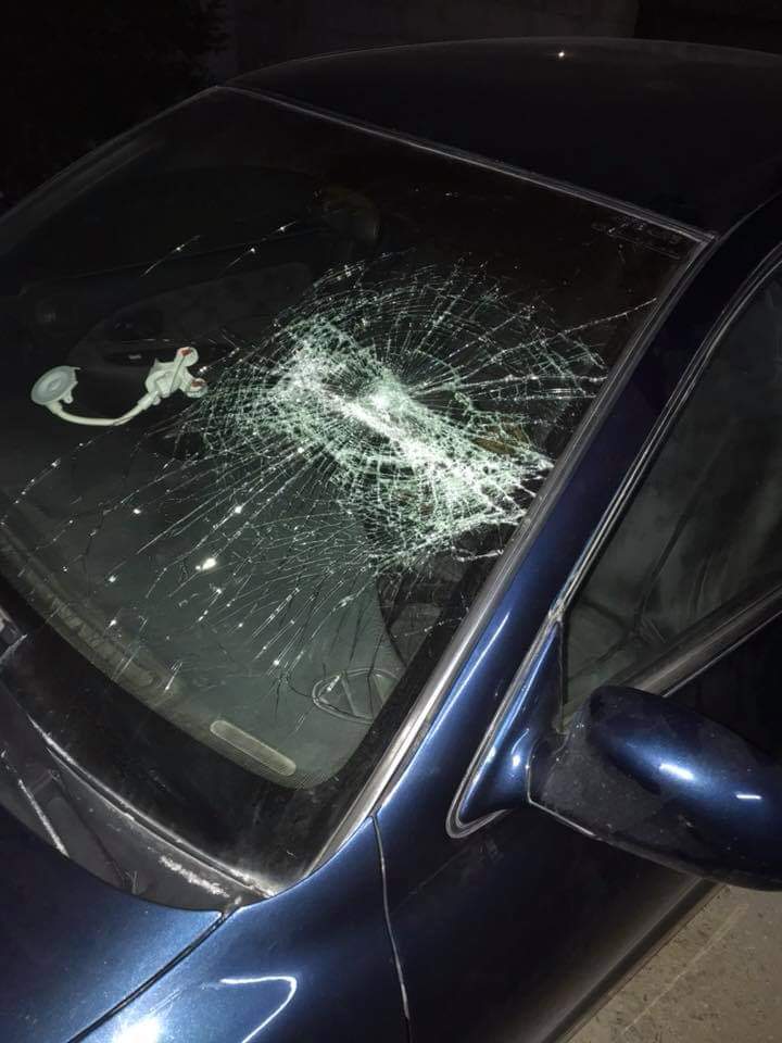 شاهد بالصور ... تحطيم مركبة مدير مكتب مياهنا الزرقاء