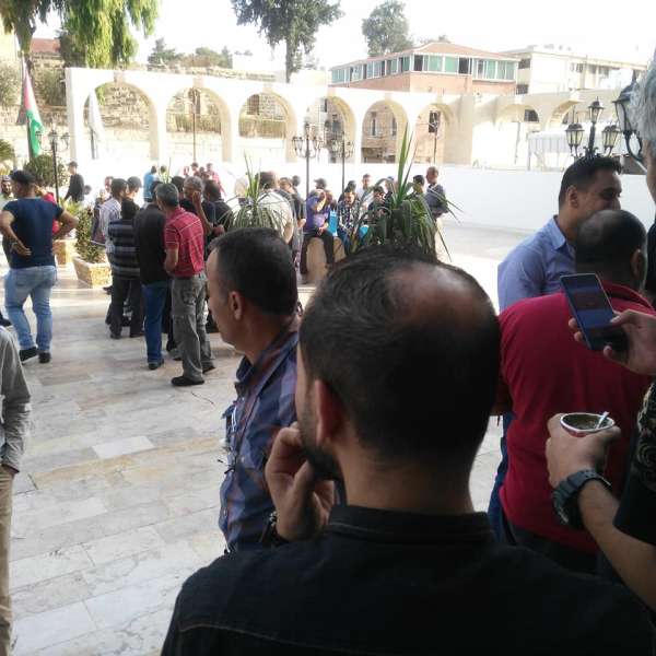 شاهد بالصور .. العاملون في البلديات: اجراءات تصعيدية خلال يومين