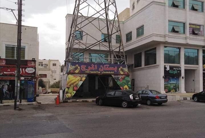 بالصور ...امانة عمان : محل الخضار داخل  عامود كهرباء الضغط العالي غير عامل