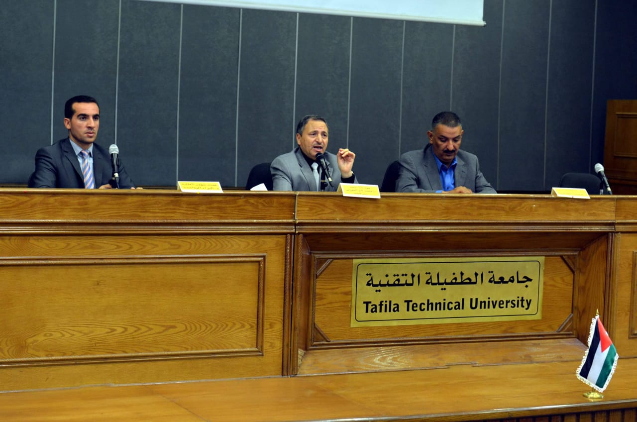 رئيس الطفيلة التقنية يلتقي الطلبة المستجدين.