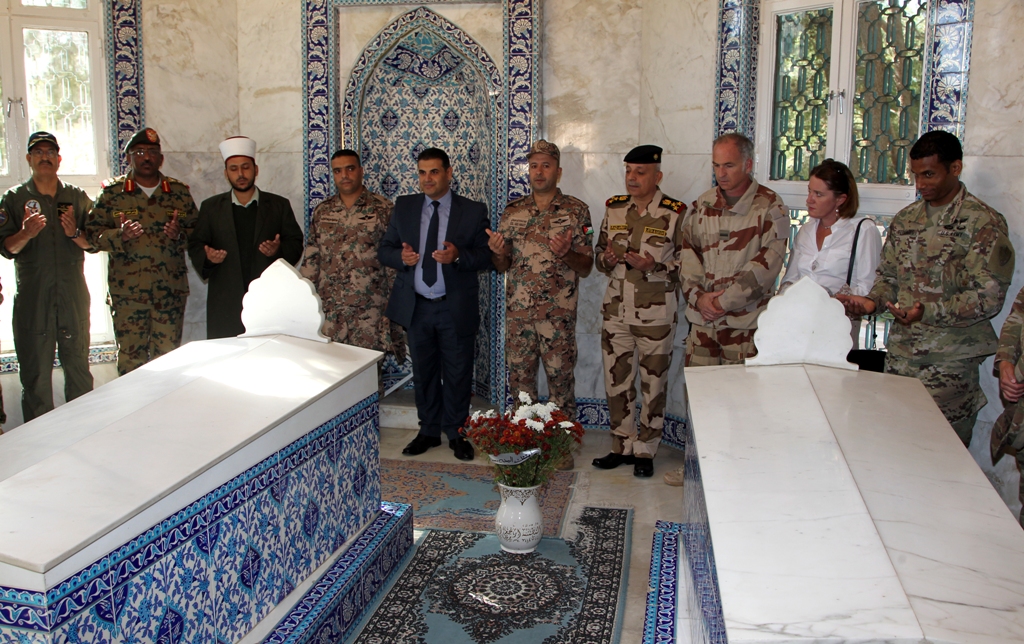 الملحقون العسكريون يزورون قصر رغدان العامر والأضرحة الملكية.