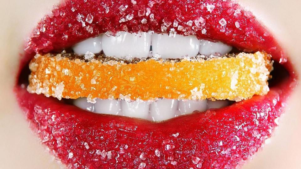 8 مكوّنات طبيعيّة كافية لتخليصنا من مشكلة تشقّق الشفاه