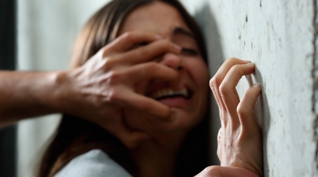 شرطي يعتدي على موظفة في مطار الكويت بوحشية حتى اغتصبها .. ورجال الأمن يضبطونه متلبسا