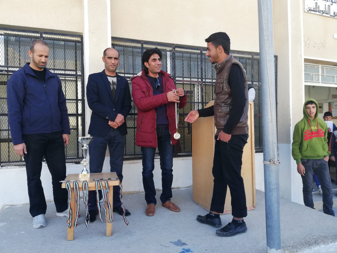 بالصور...النعانعة يكريم الطلبة المشاركين والفائزين بسباق اختراق الضاحية في  تربية بصيرا.