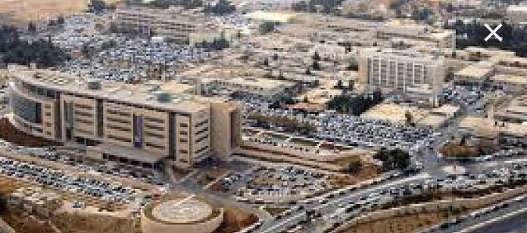 الحاجة ام محمد الهدبا الجبور ترقد على سرير الشفاء في مدينة الحسين الطبية.
