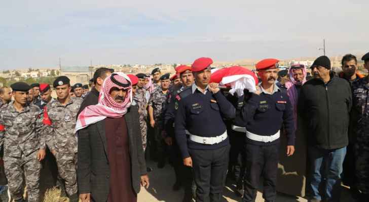 بالصور...مندوباً عن جلالة الملك مدير عام الدفاع المدني يشارك في تشييع جثمان الشهيد الجبور