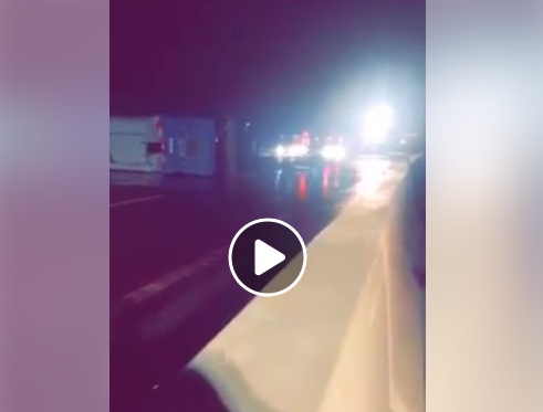 شاهد بالفيديو ...انقلاب صهريج محمل بالوقود على طريق جسر الكلية العسكرية بالزرقاء