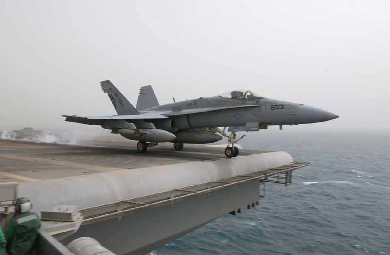 تحطم مقاتلة أميركية في بحر الفلبين.