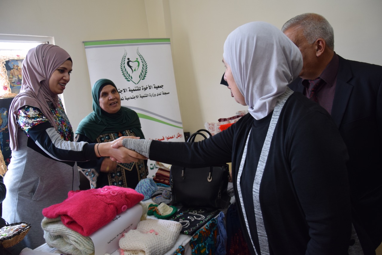 إسحاقات تفتتح بازار اتحاد جمعيات الزرقاء الخيري.