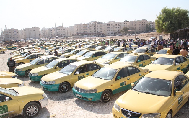 سائقو التاكسي الأصفر يجددون الاعتصام أمام النواب