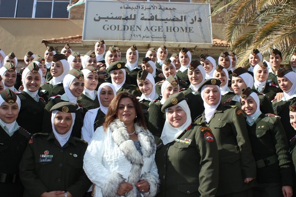 كلية الأميرة منى للتمريض تزور دار الضيافة للمسنين.