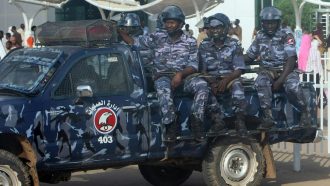 صديق يذبح صديقه داخل محل لبيع الخمور... تفاصيل.