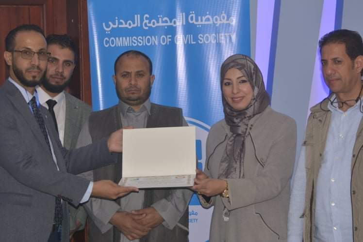 مفوضية المجتمع المدني بلدية سلوق تكرم رئيس منتدى تمكين المرأة والشباب.