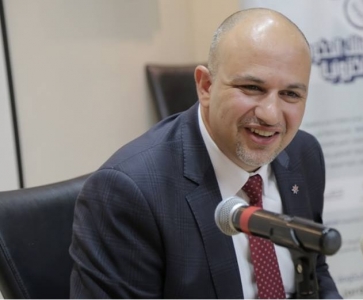حقك تعرف يا رزاز !! الغرايبة يوقف حافلة نقل موظفي الوزارة القاطنين في اربد ..وشرط العودة  التعهد 