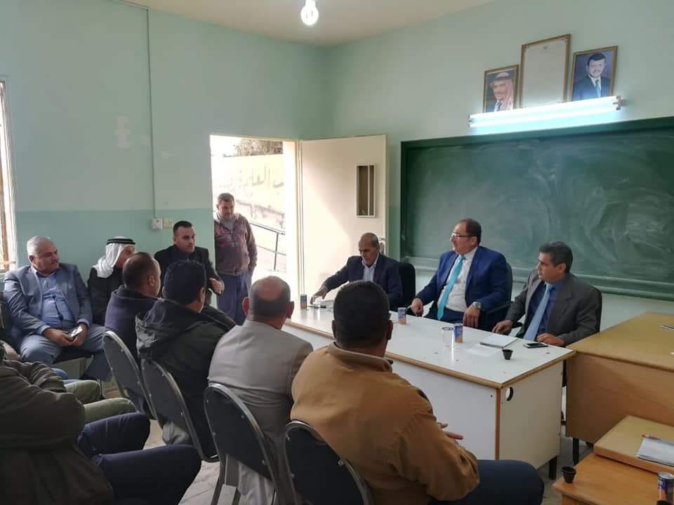 مدير تربية الزرقاء الثانية الدكتور الجبور  يلتقي أهالي منطقة صروت...صور.
