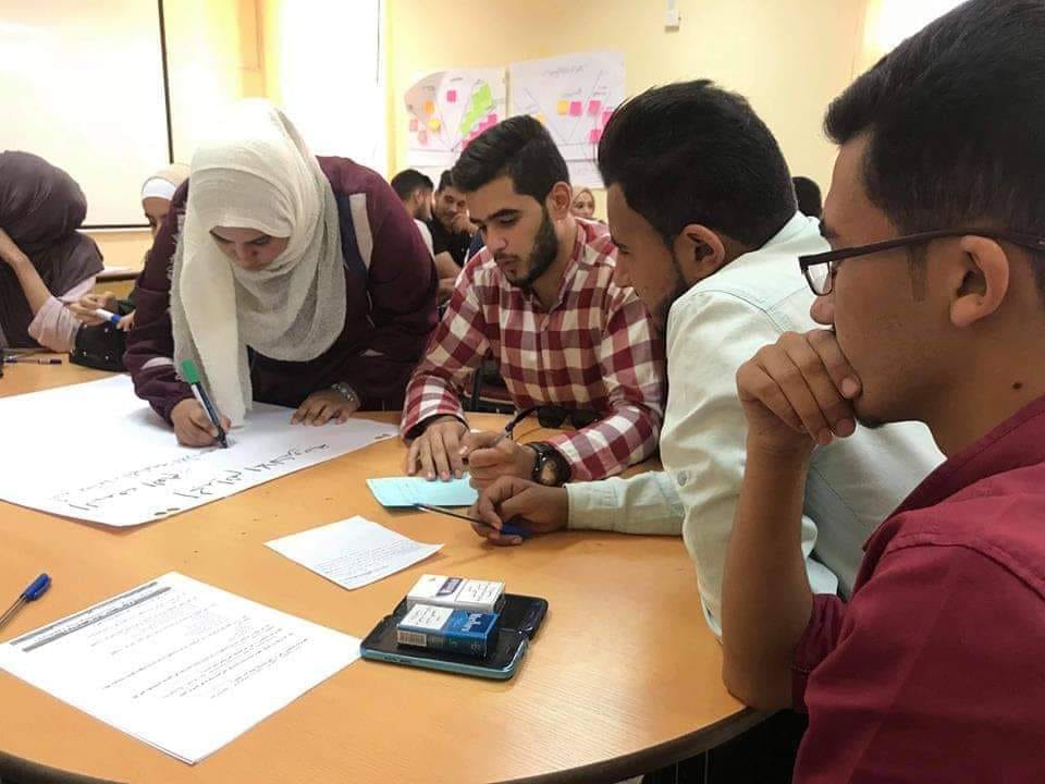 طلاب كلية الكرك الجامعيه بإطلاق حملة  ( #لاتسكتني)