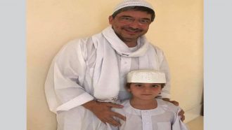 السفير الإيطالي في السودان يعمل سائق “توك توك” وزوجته “بائعة شاي”