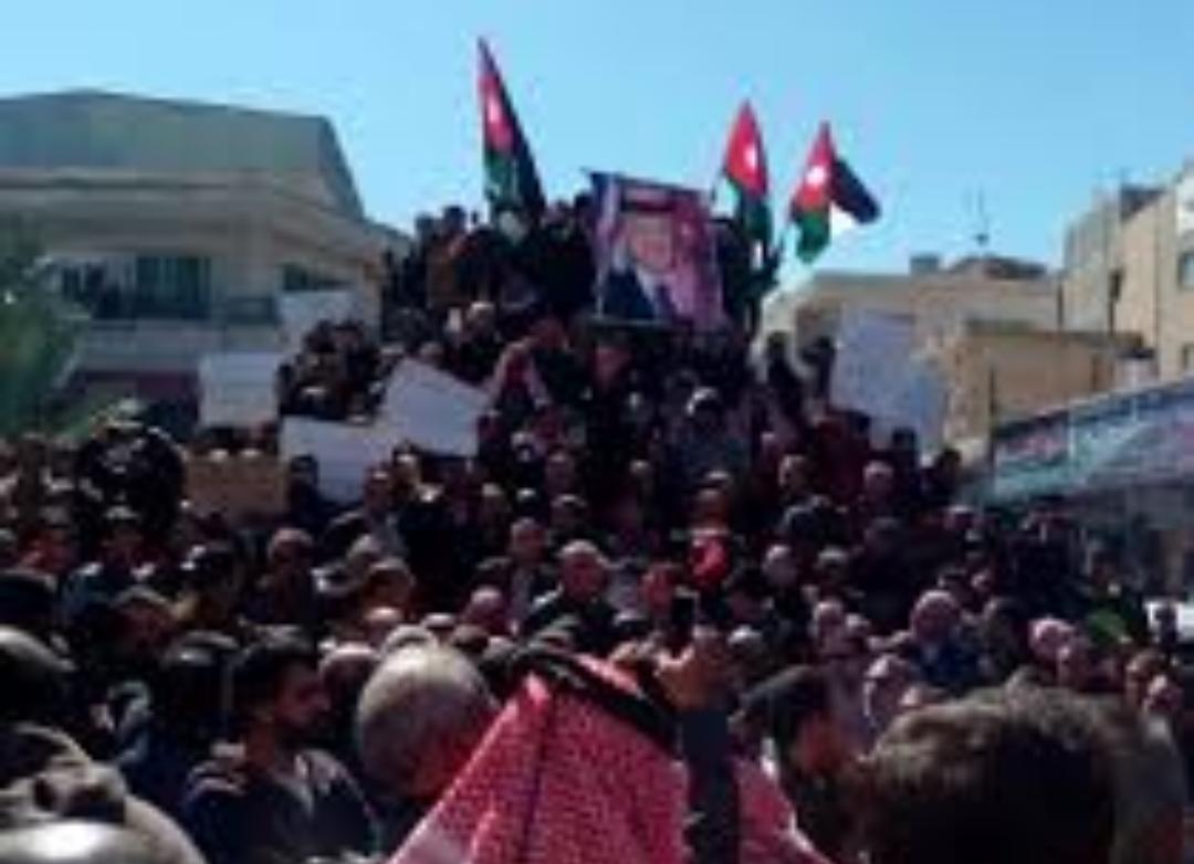 الكرك : وقفة احتجاجية أمام المسجد العمري