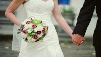 العثور على جثتي عروسين داخل شقتهما بعد ساعات من زفافهما