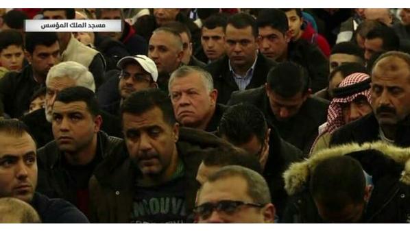 الملك يؤدي صلاة الجمعة في مسجد الملك المؤسس بالعبدلي