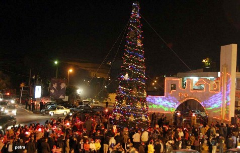 الملكة رانيا تضيء شجرة الميلاد في الفحيص