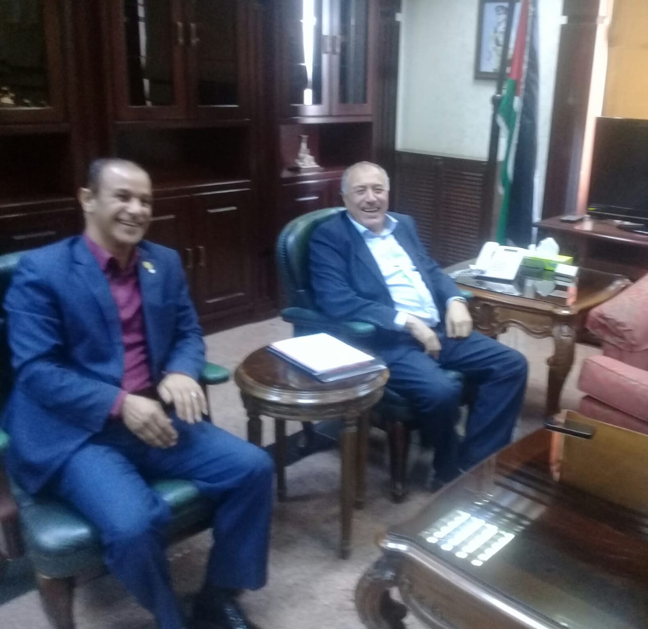 الزبن ينصف موظفا